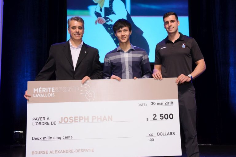 Joseph Phan a reçu la bourse des mains de Michel Poissant et Olivier Gouin.