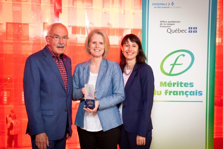 Nathalie Fradet et Marie-Ève Roy acceptent le Mérite du français, accordé à l'entreprise Régulvar par l'Office québécois de la langue française, le 17 mai.