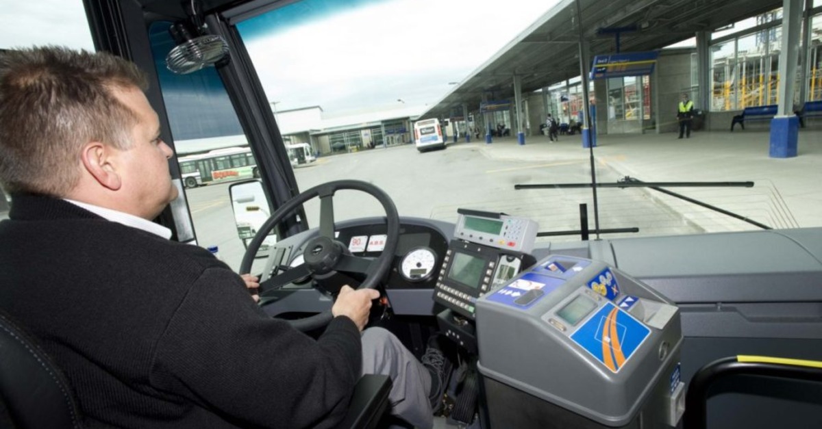 Chauffeurs d'autobus et agents de bord essentiels selon le SCFP
