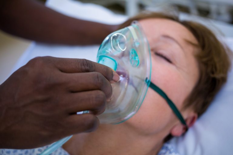 masque oxygène infirmière hospitalisation COVID-19 coronavirus