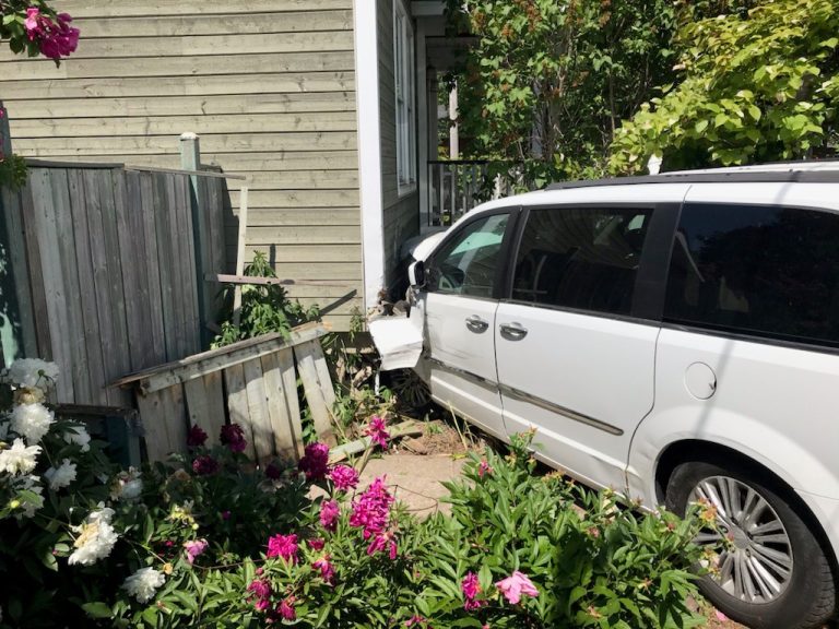 Accident véhicule minivan maison boulevard Sainte-Rose