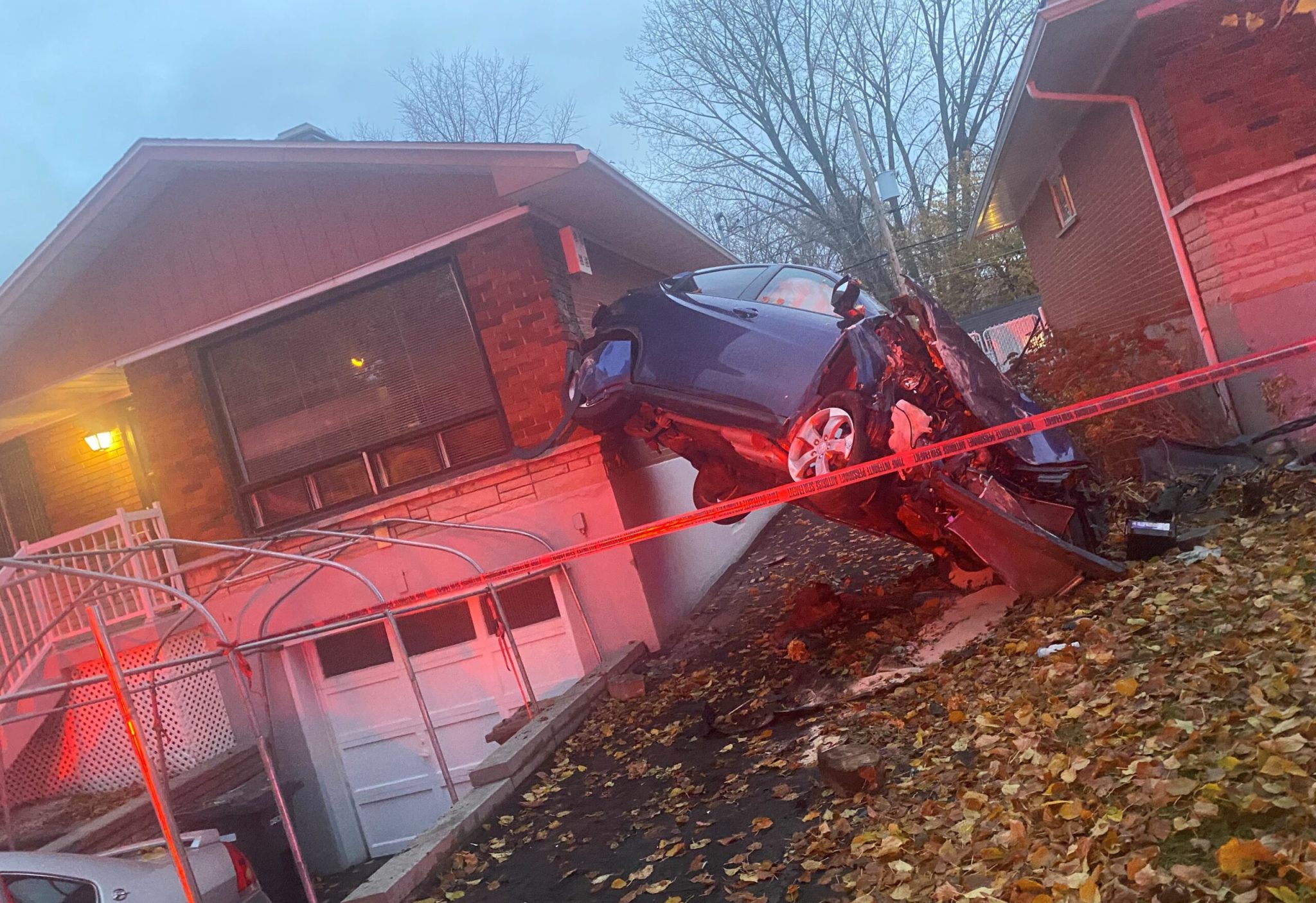 Un conducteur frappe deux maisons dans PontViau Courrier Laval Un conducteur frappe deux maisons dans PontViau Courrier Laval