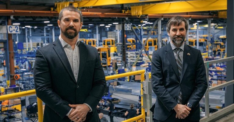 C’est à l’usine de Lion Électrique, à Saint-Jérôme, que le ministre Guilbeault a lancé un programme d'incitation à l’achat de véhicules moyens et lourds à zéro émission. À gauche sur la photo: Yannick Poulin, chef de l'exploitation de Lion Électrique. (Photo tirée de la page Facebook du ministre Guilbeault)