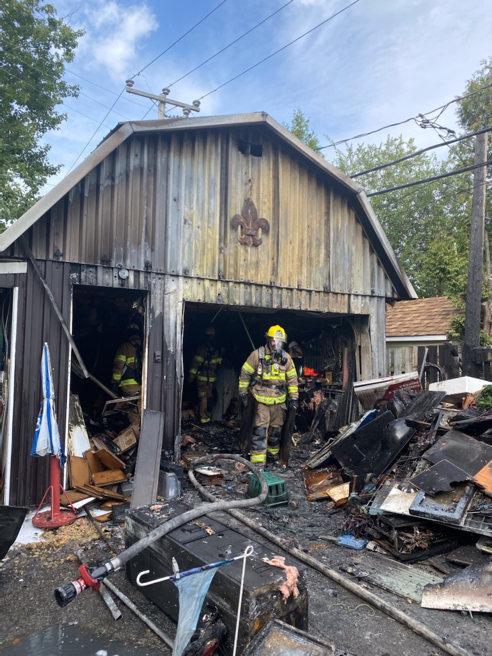 Incendie de garage et cabanons dans SainteRose Courrier Laval