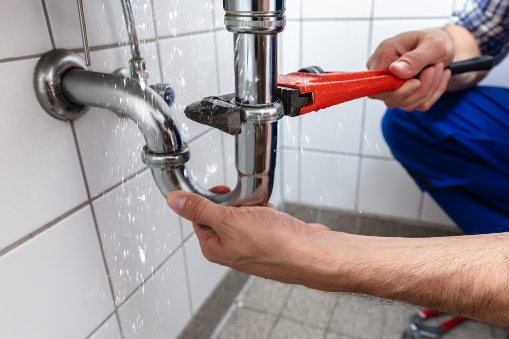 Le Plombier S'apprête à Régler Le Problème Dans Les égouts Avec La Caméra  Portative Pour L'inspection De Tuyaux Et D'autres Travau Image stock -  Image du occupation, masculin: 206852209