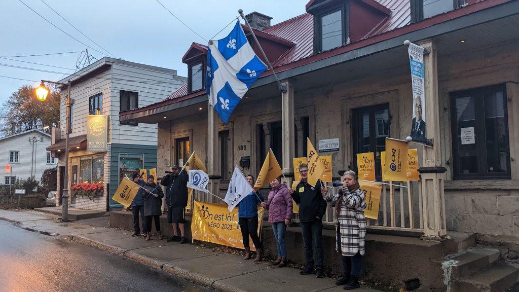 Rassemblement syndical aux portes du député de SainteRose Courrier Laval