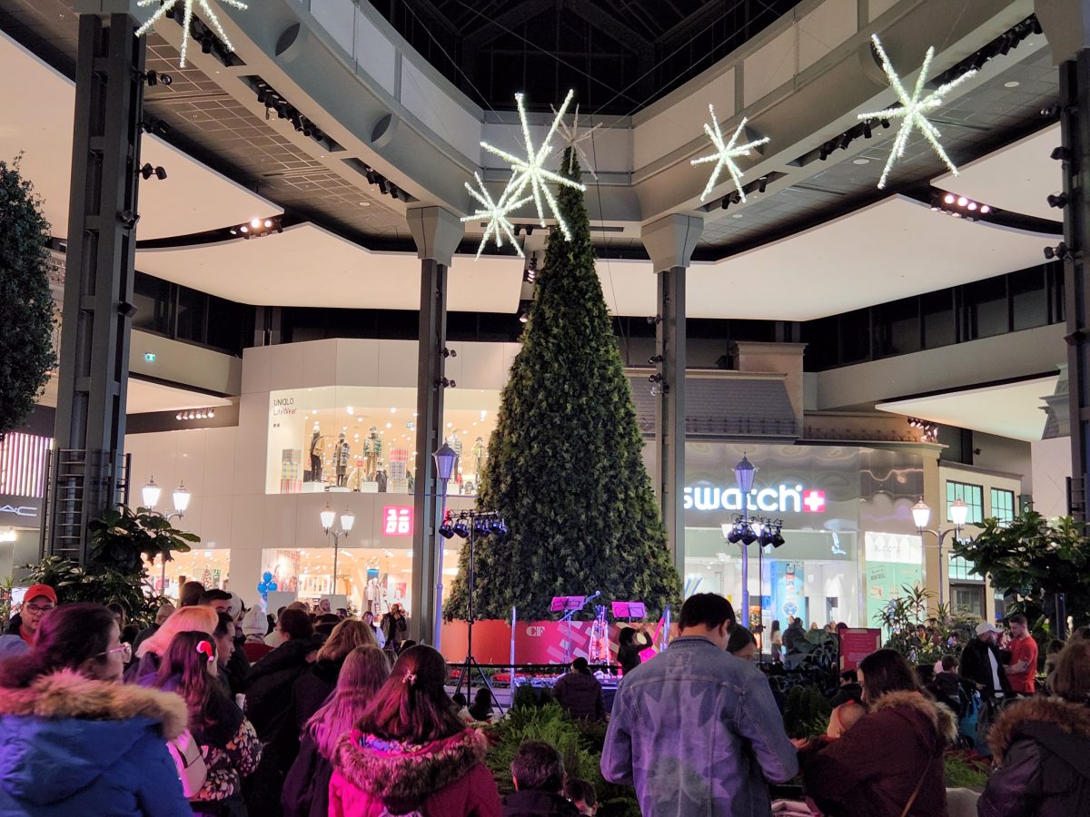 Illumination du sapin de Noël du Carrefour Laval Courrier Laval