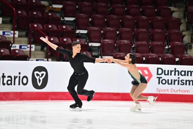 Chloe Panetta et son partenaire Kieran Thrasher aux Championnats canadiens juniors 2023.