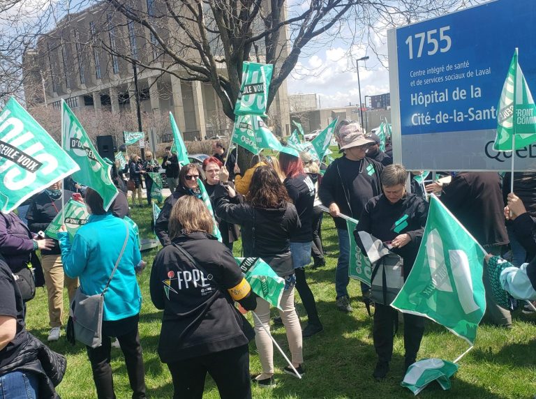 Manifestation des travailleuses et travailleurs du milieu de la santé devant l'Hôpital de la Cité-de-la-Santé de Laval à l'occasion des négociations 2023.
