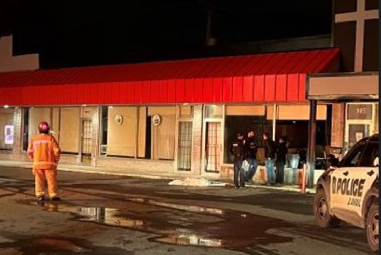 Les pompiers ont contrôlé ce feu criminel au restaurant Al Sultan, boulevard Curé-Labelle, l'enquête ayant été transférée aussitôt au Service de police de Laval.