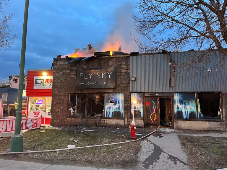 À l’arrivée des pompiers de Laval devant le resto-bar Fly Sky Lounge VIP, des flammes et de la fumée étaient apparentes, alors qu’une vitre avait été brisée vraisemblablement par l’usage d’un cocktail Molotov.