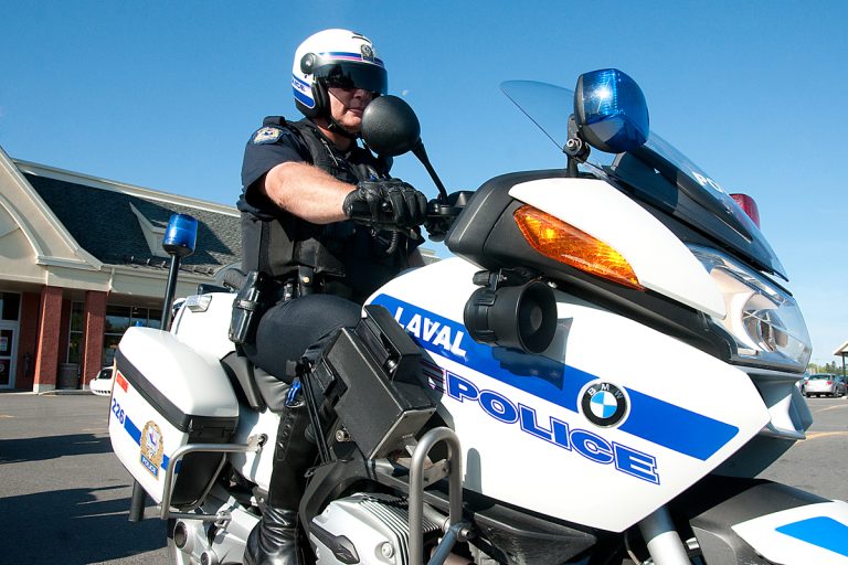 Police Laval moto