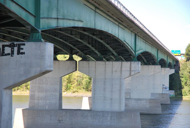 Le pont Pie-IX relie la route 125 entre Laval et Montréal en enjambant la rivière des Prairies.