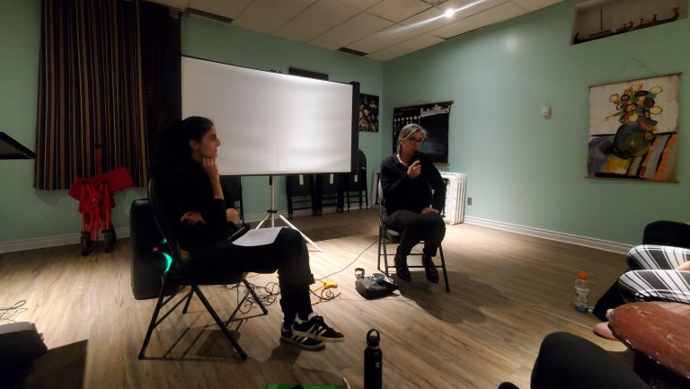 La Table de concertation en condition féminine de Laval lors de l'événement du 16 mars 2023 portant sur le documentaire Plus jamais silencieuses de la réalisatrice Caroline Pierret Pierson.