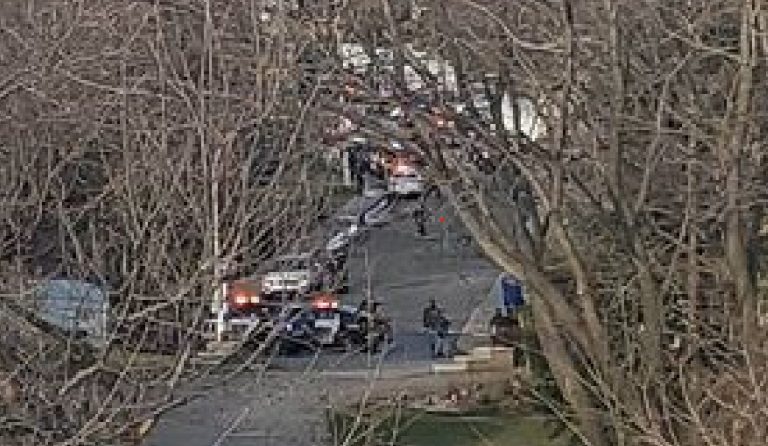 Les policiers ont délimité un périmètre de sécurité autour de l'endroit où s'est produit le premier meurtre de l'année sur l'île Jésus, rue du Havre, à Chomedey.