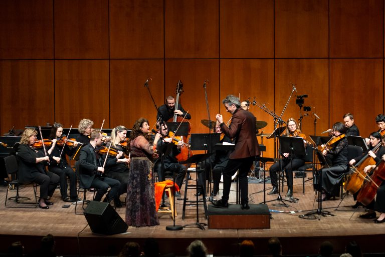 Adam Johnson, chef d'orchestre lavallois, en compagnie de la soprano Sharon Azriali lors du concert Kaléidoscope de l'Orchestre classique de Montréal (OCM) le mardi 11 avril 2023.