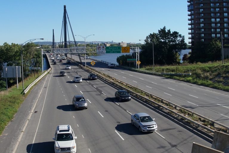 Le pont Papineau-Leblanc reliant l'autoroute 19 entre Laval et Montréal.