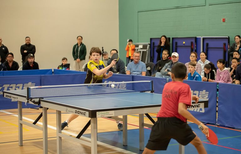 Le pongiste Yohan Ouellet lors d'un match de tennis de table dans le cadre d'une compétition de qui s'est déroulée au Collège Letendre, à Laval.