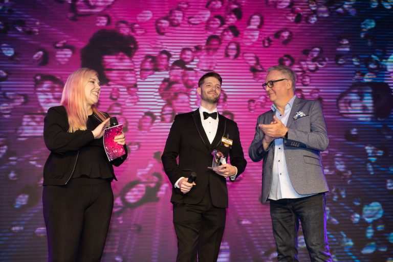Marc-Antoine Bernier (au centre), alias XaTuFox, lors de la remise de son prix de superchampion de la Face des internets 2023 de Loto-Québec.