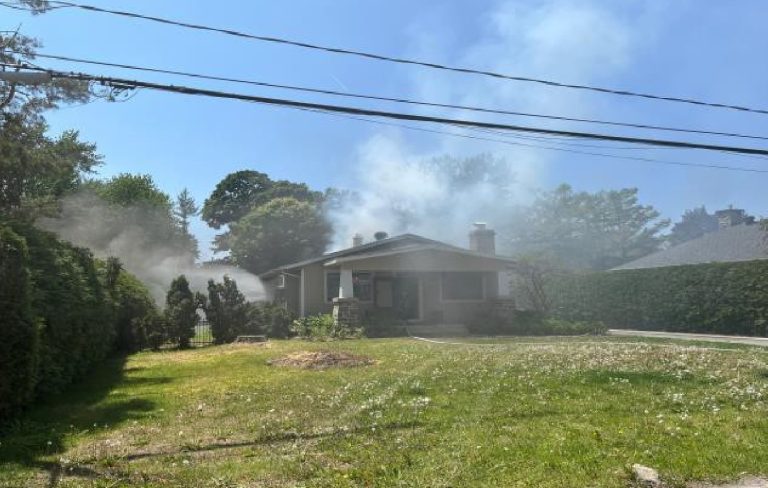 L'incendie survenu dans cette maison de Laval-sur-le-Lac, le mardi 30 mai, est encore considéré de cause inconnue.