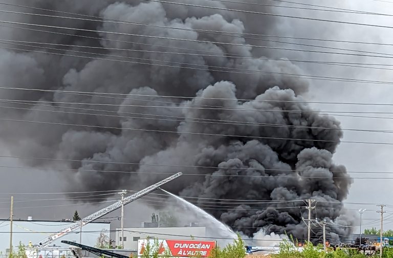 Une heure à peine après l'appel d'alerte, les pompiers de Laval ont maîtrisé un incendie spectaculaire en secteur industriel, boulevard Dagenais Ouest, à Sainte-Rose.