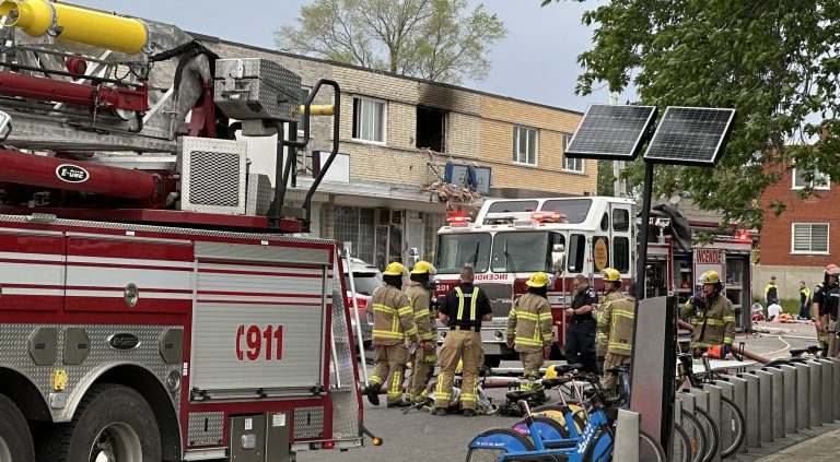 On voit ici le logement incendié pendant lequel deux enfants et un adulte ont été blessés, 6e Avenue, à Laval-des-Rapides.