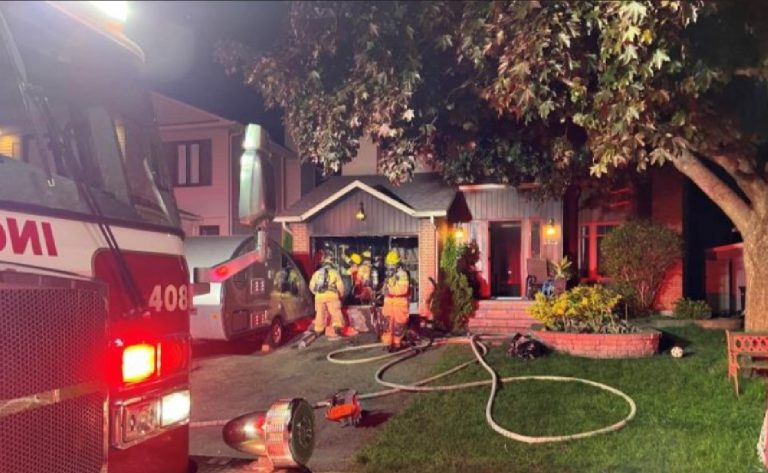 Les pompiers de Laval ont maîtrisé en moins de 20 minutes ce feu qui a commencé dans le garage d'une maison unifamiliale, rue de l'Aiglon, secteur Champfleury, à Sainte-Rose.