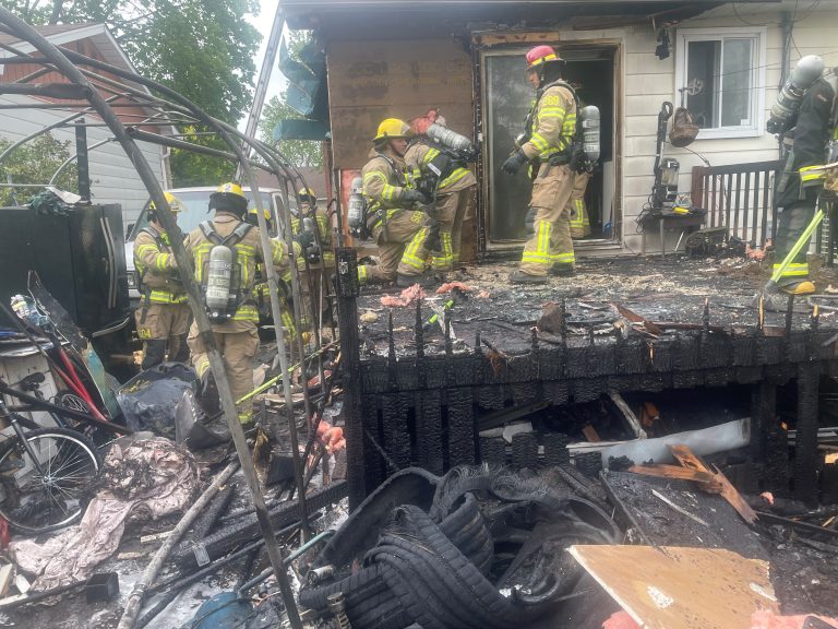 Les pompiers de Laval ont maîtrisé en à peine 20 minutes cet incendie survenu sur la rue Delson, à Fabreville, et ayant causé des dégâts estimés à un total d’environ 40 000$.
