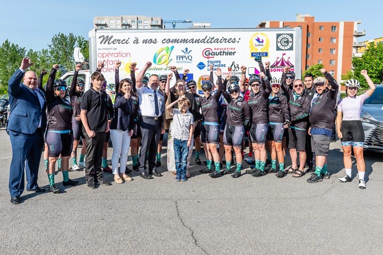 Le départ du Tour cycliste des policiers de Laval a été donné le lundi 29 mai, à 8h, dans le stationnement du quartier général du Service de police de Laval.