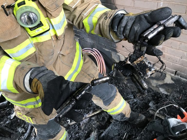 On voit un pompier de Laval tenir une pile au lithium de remplacement qui cause des explosions et incendies.