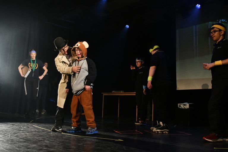 Troupe de Théâtre Autrement de l'école secondaire Leblanc de Laval interprétant la pièce de théâtre Peau de banane.