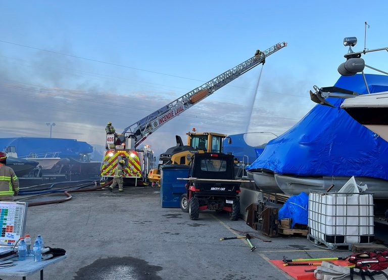 Camion de pompiers du Service de sécurité d'incendie de Laval qui tente de contrôler le feu survenu dans la matinée du 7 mai à la marina Bo-Bi-No de Saint-François.