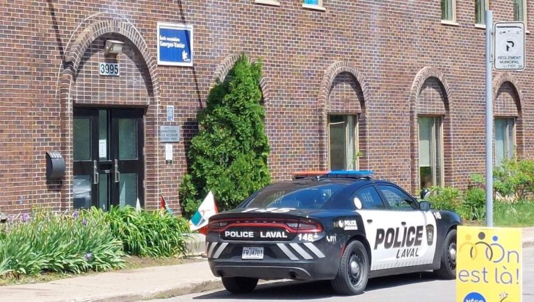 Postés devant autour de l'école secondaire Georges-Vanier, qui aurait reçu des menaces via les réseaux sociaux, les agents du Service de police de Laval parlent d'une "opération de prévention".