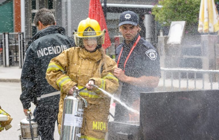 Des membres du Service de sécurité incendie de Laval lors d'une édition précédente de la Grande Fête des pompiers de Laval.