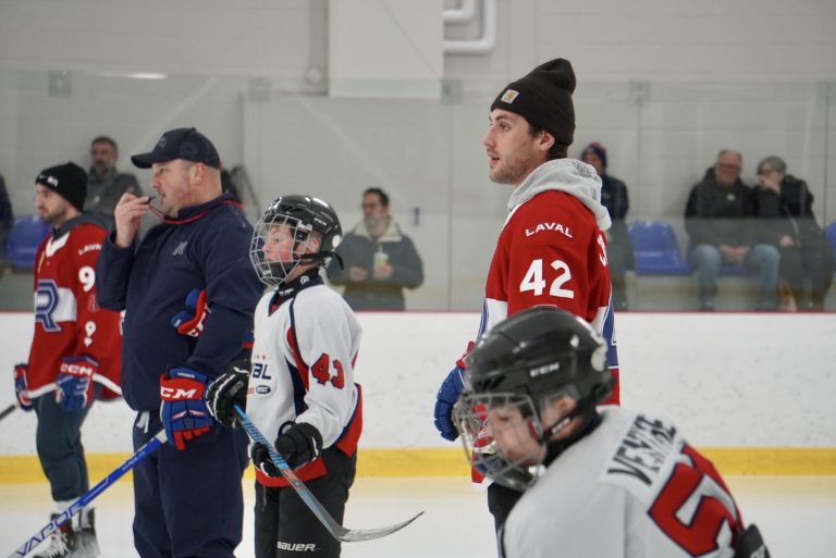 Lucas Condotta lors de la Tournée du Rocket auprès de jeunes joueurs d'équipes de hockey mineur de Laval.