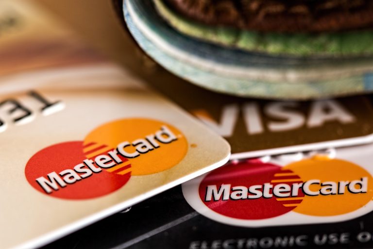 Trois cartes de crédit Visa et Mastercard dont les frais de traitement des transactions par carte de crédit seront revus à la baisse au Canada.