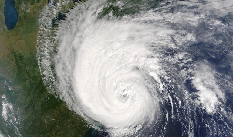 Photo aérienne de l'ouragan Isabel.