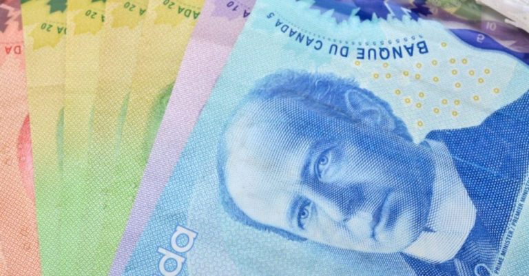 Des billets d'argent canadien en lien avec le nouveau salaire minimum du Québec.