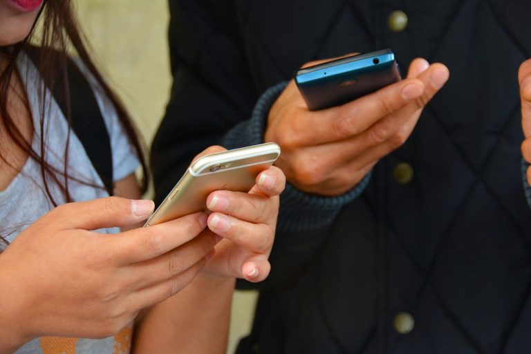 Deux personnes sur un cellulaire avec des données mobiles.