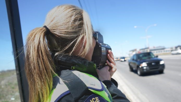 Une policière réalisant une opération de radar sur une route de Laval.