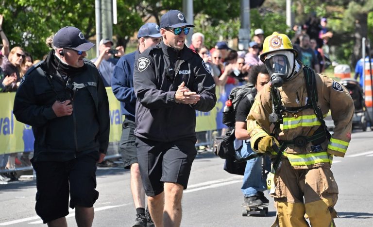 Alexis Dufour approchant le fil d'arrivée au terme de son demi-marathon réalisé en habit de pompier complet.