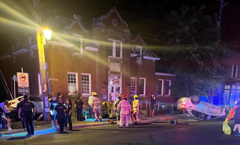 Les services d’urgence de la Ville de Laval ont maîtrisé la situation en une quinzaine de minutes après que deux véhicules se furent retrouvés en de fâcheuses positions en plein boulevard Sainte-Rose.