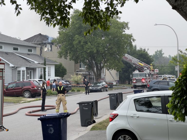 Le feu ayant causé de très importants dégâts à quatre condominiums d'un secteur résidentiel de Sainte-Dorothée serait dû à un article de fumeur jeté dans le pot de fleurs d'un balcon extérieur.