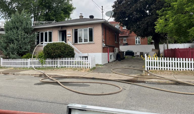 Les pompiers de Laval ont maîtrisé en quelque 25 minutes ce feu ayant débuté dans un matelas au coeur d'une maison de la rue Saint-André, à Pont-Viau.