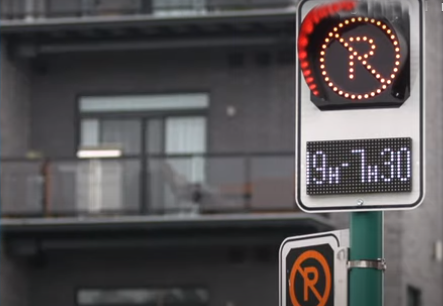 En plus du pictogramme lumineux, le panneau indiquera les heures au cours desquelles le stationnement sur rue sera interdit.
