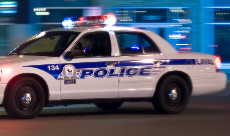 La poursuite policière a débuté dans le stationnement de l’hôtel Sheraton, avant de continuer sur les autoroutes 15 et 440 pour se terminer près du boulevard Saint-Martin.