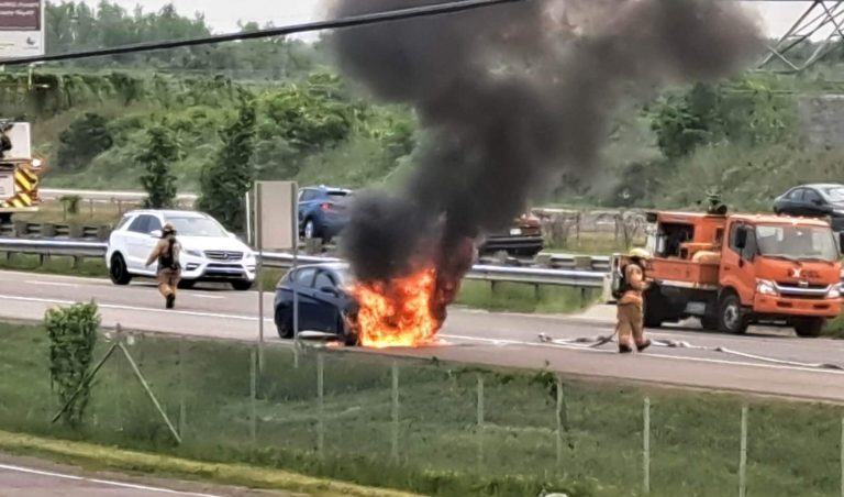 L'événement est survenu vers 10h52, heure de l'appel au 911, alors qu'un véhicule s'est enflammée sur l'autoroute 640 en direction Ouest.