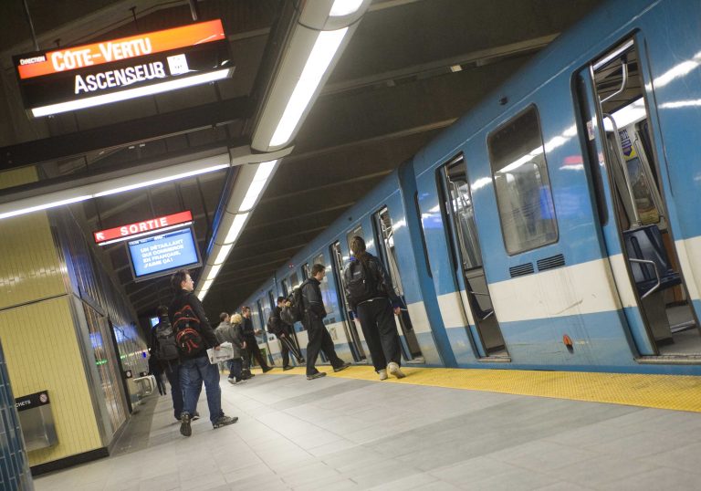 Station de métro pour le transport à Laval.