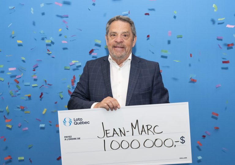 Le Lavallois Jean-Marc Banville avec son chèque de 1 000 000$ remporté grâce au Québec Max.