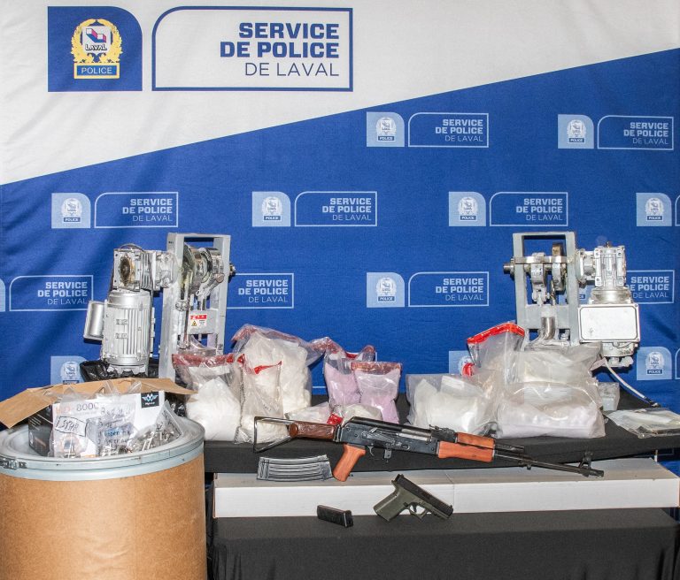 En 3 perquisitions, la police de Laval a notamment mis la main sur 2 armes et près de 35 000 grammes de divers stupéfiants d’une valeur de plus de 300 000$.